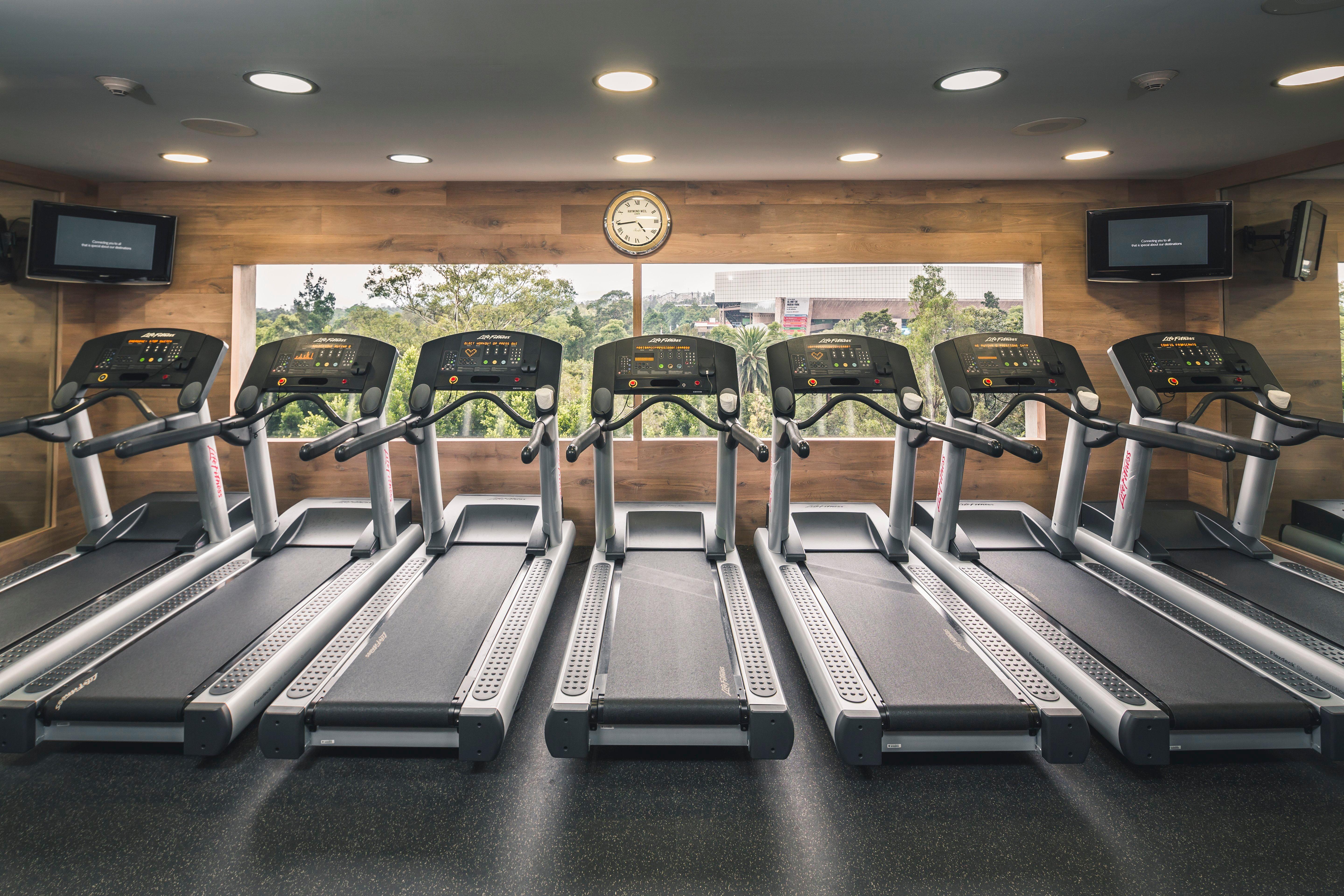 Presidente Intercontinental Mexico City By Ihg Eksteriør bilde Treadmills in a gym