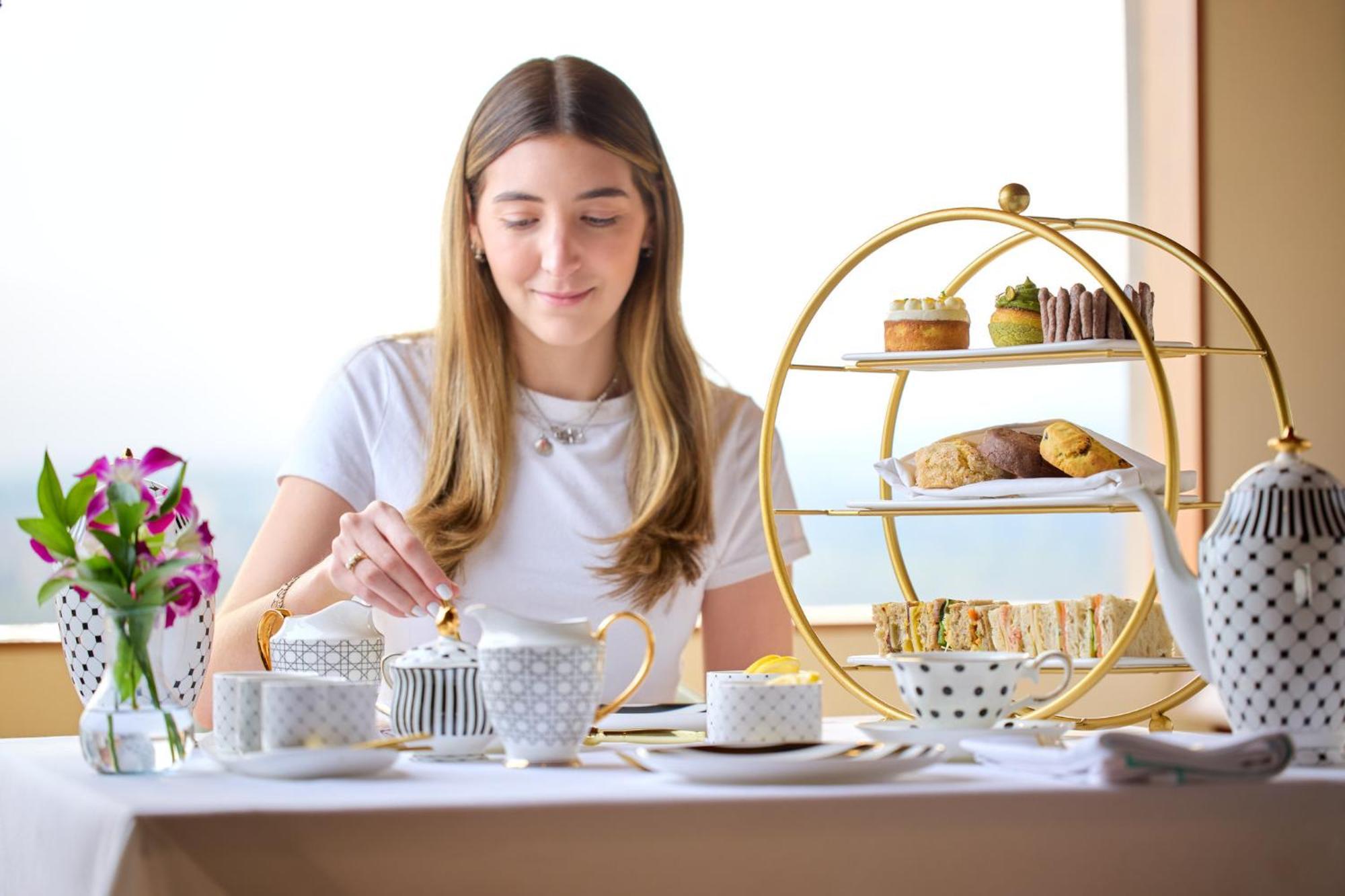 Presidente Intercontinental Mexico City By Ihg Eksteriør bilde A woman preparing tea